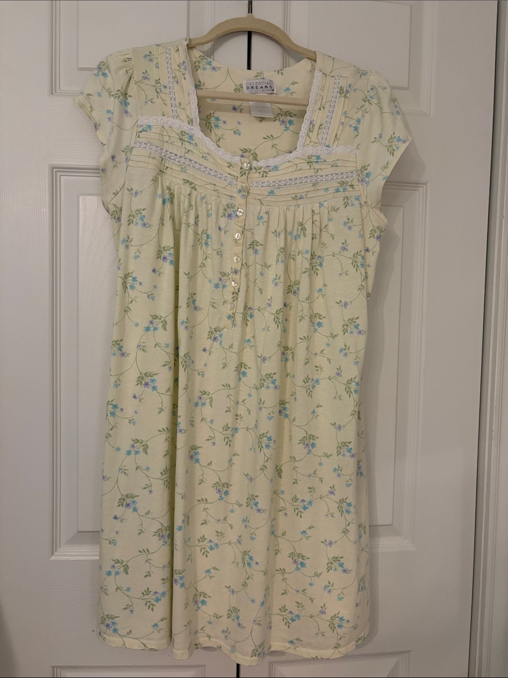 Celestial Dreams Dream Garden Women's Cream Floral Nightgown Size Medium EUC